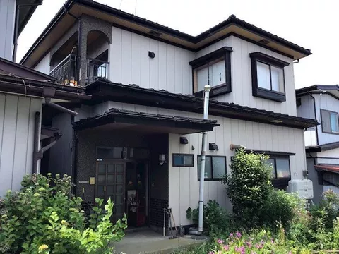 Approximately 2 minutes on foot to Same Elementary School and about 8 minutes to Same Junior High School, a convenient area for commuting to school!