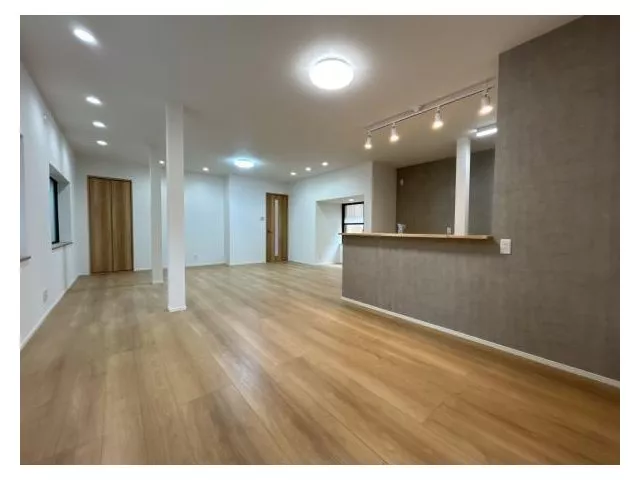 【Open house held】 Interior renovation planned / Water facilities replacement / Parking for 6 cars available 10m away / Kaga City