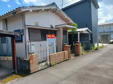 16 minutes on foot from JR Kinko Station. A convenient living environment with supermarkets and convenience stores. Available for both sale and rental.
