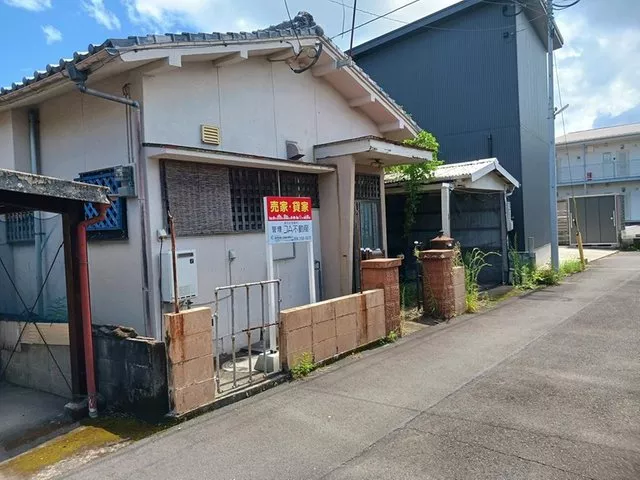 16 minutes on foot from JR Kinko Station. A convenient living environment with supermarkets and convenience stores. Available for both sale and rental.