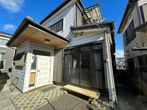 A two-story 4DK with a rich living environment within 1 km of a station, convenience store, supermarket, and drugstore.