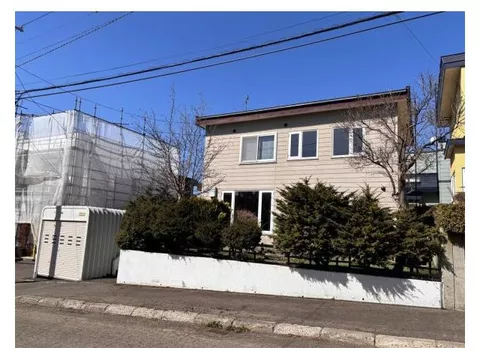 This residence features a spacious 22-tatami mat LDK and will be handed over after interior renovation.