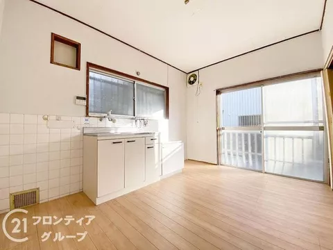 【Southwest corner lot + Immediate viewing available!】Good sunlight and ventilation! ■About a 6-minute walk to Kitayama Honcho Elementary School