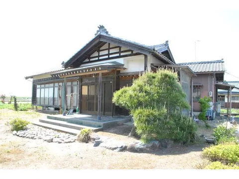 Spacious single-story home♪ This property is for those who want to renovate it from its current state! Adjacent to farmland