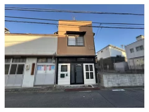 ◆About a 13-minute walk from Higashi Okazaki Station◆Within a 10-minute walk to elementary and junior high schools◆2-story wooden construction◆2DK◆Vacant