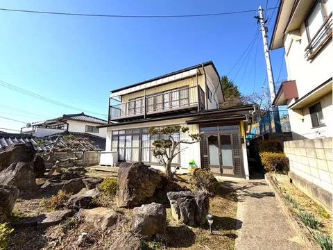 Garage available! Spacious entrance! Also usable as a relaxing space or for drying laundry.
