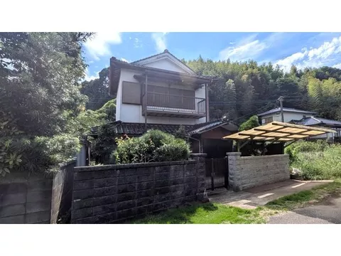 A quiet streetscape surrounded by mountains and greenery. The property with over 100 years of history evokes nostalgia.