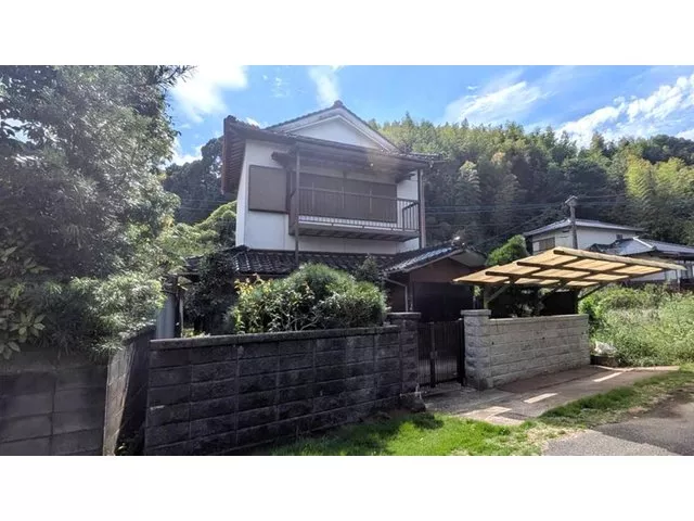 A quiet streetscape surrounded by mountains and greenery. The property with over 100 years of history evokes nostalgia.