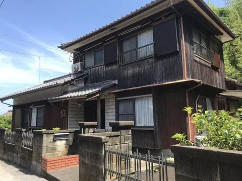 A charming traditional Japanese exterior makes this used house impressive♪