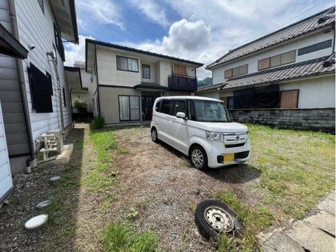 Over 60 tsubo of land, with 2 WICs and parking for 6 cars! A home filled with attention to detail◎