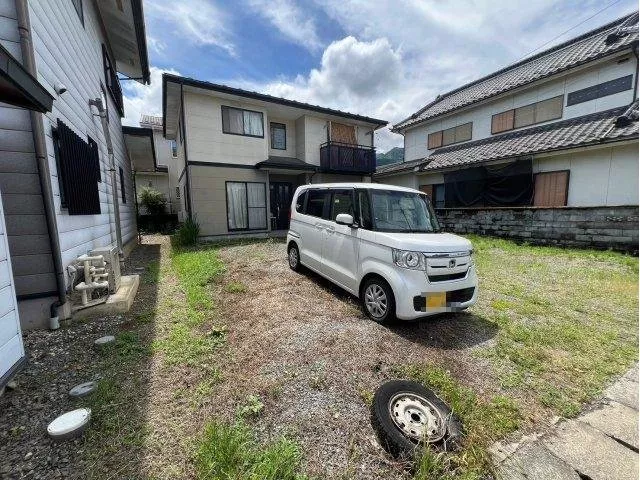 Over 60 tsubo of land, with 2 WICs and parking for 6 cars! A home filled with attention to detail◎