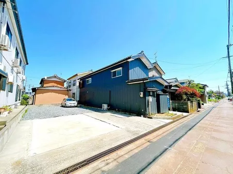 [Open House] [Interior and exterior renovation completed] [New water facilities replaced] [Exterior painting completed] [