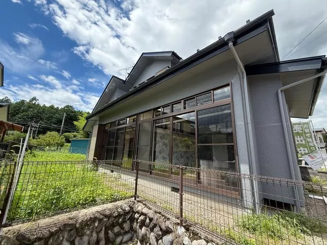 This is a used house that has been fully renovated inside and out. The station and elementary school are within a 10-minute walk.