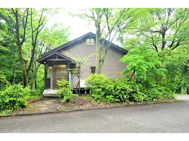 ■ A 1LDK villa on a site of about 109 tsubo surrounded by greenery