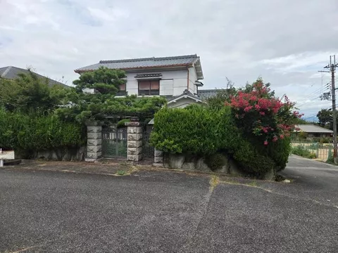 Spacious house on a corner lot!