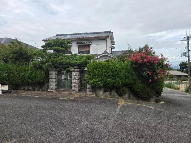 Spacious house on a corner lot!