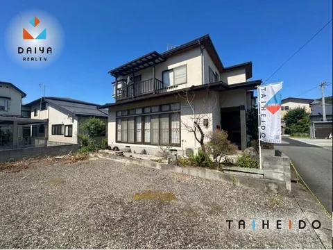 ■ Easy parking in a car space facing the road ■ Includes a built-in garage, great for snowy regions