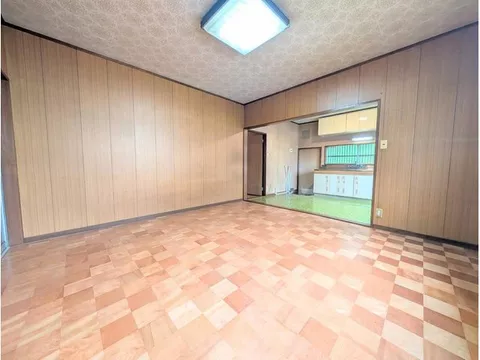 A home with the warmth of a Japanese-style room and a user-friendly layout is appealing. - Image 3