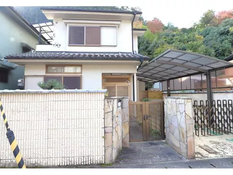 ■ 4LDK property with carport ■ Japanese garden-style yard ■ Nature-rich location