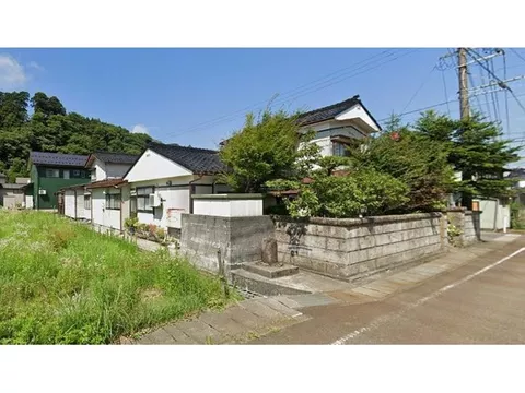 Features a tea room and engawa, a pure Japanese-style used property with good access to the station and main roads.