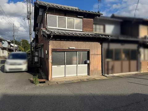 A property that is close to the city center and has a rich surrounding facility, making it easy to live in.