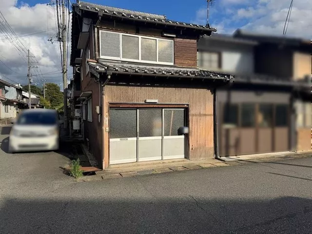 A property that is close to the city center and has a rich surrounding facility, making it easy to live in.