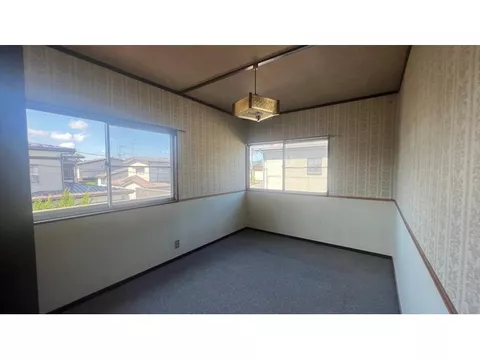 Three Japanese-style rooms and a spacious area♪ 6m wide road. Easy parking♪