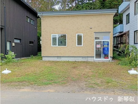 This property has high environmental value with a natural windbreak forest remaining in a residential area, from Ishikari Bay...