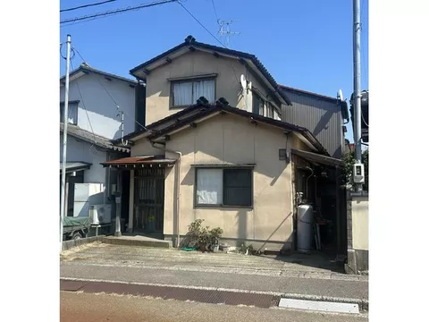 Owner change property!! The road in front has a sidewalk.