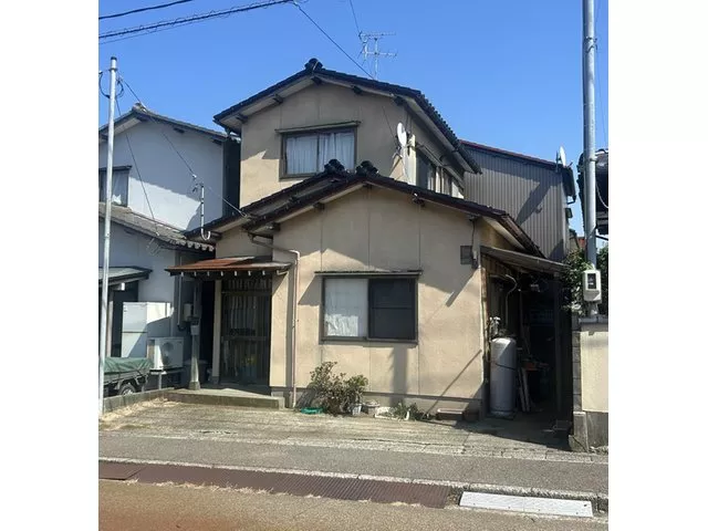 Owner change property!! The road in front has a sidewalk.