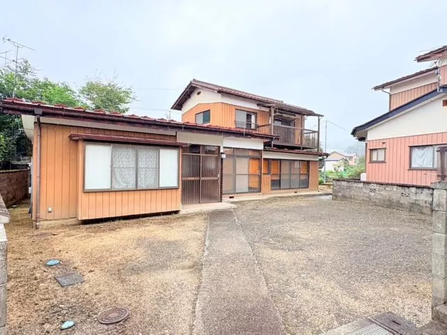 6DK on a site of over approximately 100 tsubo