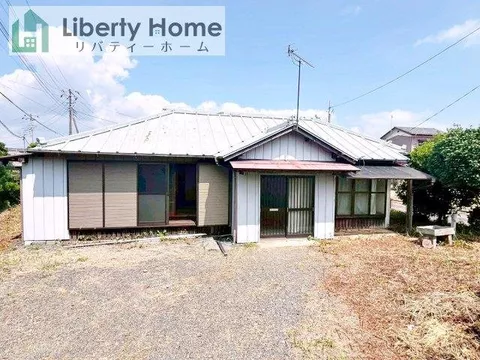 Spacious site of about 90 tsubo, with a backyard suitable for a home garden.