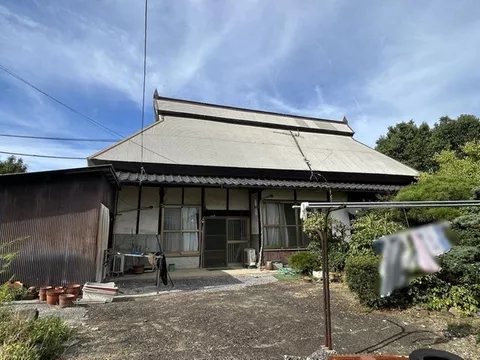 176 tsubo of land, a 6DK old folk house built in 1905, a single-story house with a connected Japanese-style room and a veranda