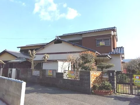 A spacious and open single-family home with a large garden.