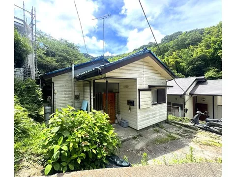 ~ Yield 9.7% ~ A single-story house with a site area of approximately 76 tsubo ~ There is also a parking lot.