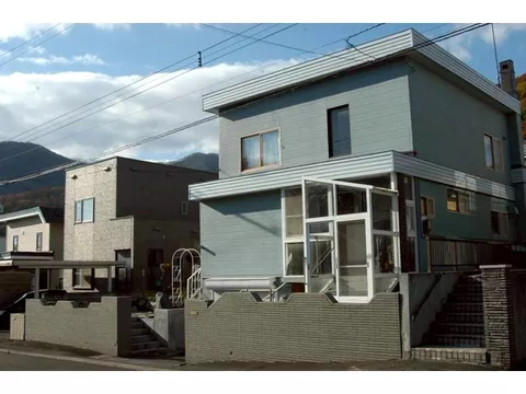 A residence in Tomioka with an atrium and garden, 5LDK + underground garage with shutter