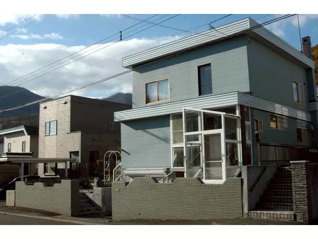 A residence in Tomioka with an atrium and garden, 5LDK + underground garage with shutter