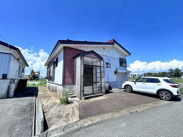 A two-story 5DK with a continuation of a Japanese-style room, a home that is easy to use with storage in all rooms.