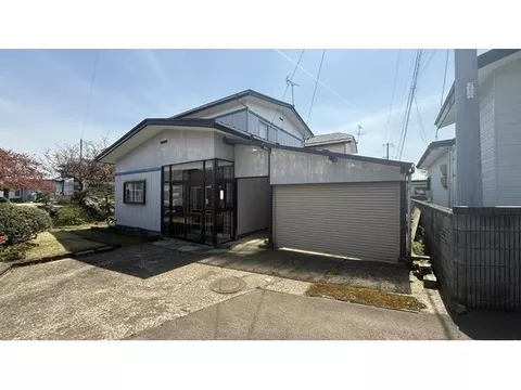 A spacious layout and a calm living environment make this house attractive!