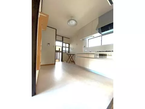 A three-sided lighting house with good sunlight and ventilation, 12 minutes on foot from the Osaka Metro Tanimachi Line Deto Station