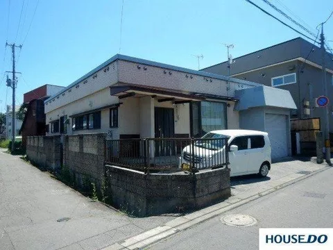 470m to Seven-Eleven Hirosaki Kōkōshita store! 750m to MEGA Tomita store!