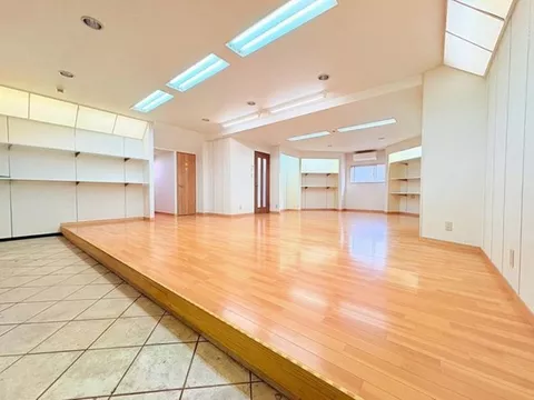 ● Good location about 4 minutes on foot from Yuzaki Station ♪ ● Spacious area of about 29 tatami mats on the first floor, versatile use ♪