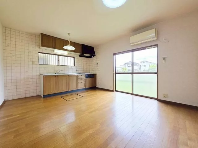 【Immediate viewing available】Purchase for 30,000 yen per month♪ 10 minutes on foot from the station, parking available, Japanese-style room, storage in all rooms♪