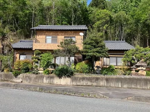 A spacious 213 tsubo lot☆ A place to live enriched by the lush green scenery.