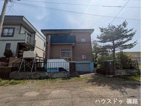 【Approximately 133 tsubo of land × 8 minutes on foot from the station】 A 4LDK with ample garden and parking space!