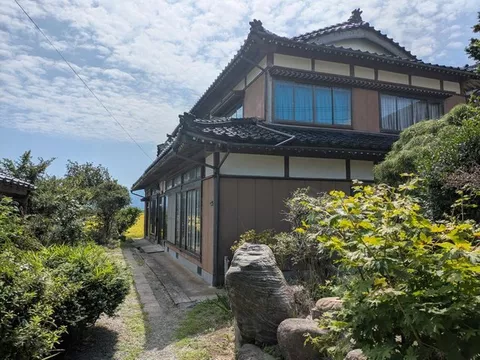 Mixed-use land across the road (164㎡ separate from residential land) with garage for 2 cars. Included in the sale price.