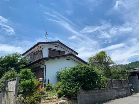 This is a used house located on a corner lot in a residential area in Mizuryū-cho, Hitachi Ōta City!