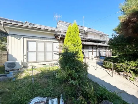 A wooden house that can be considered as a base for a renovation that utilizes the charm of a traditional Japanese house!