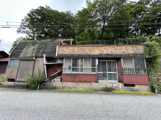[Landslide disaster warning area, has tilt, has rain leakage] 4 minutes on foot from Anayama Station, 6SDK wooden two-story building