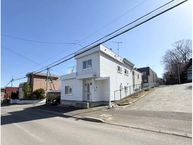 Parking for 2 cars on the premises! A spacious home with each room over 6.0 tatami mats!